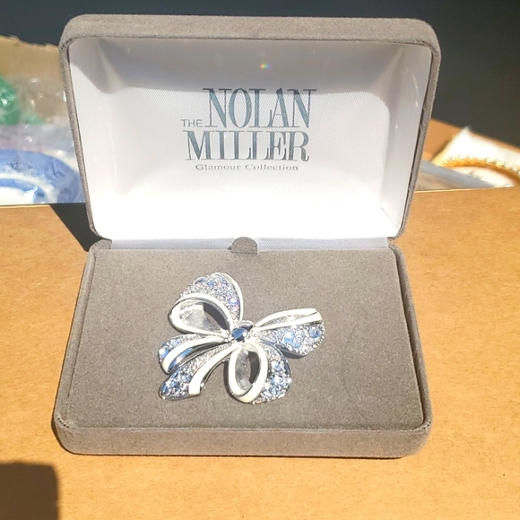 Nolan Miller Bow Pin - Picture 1 of 3